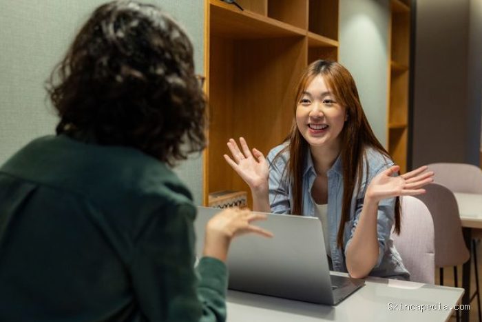 Orang yang nggak bisa dipercaya punya sikap self centered. Mereka selalu ingin mendapat spotlight