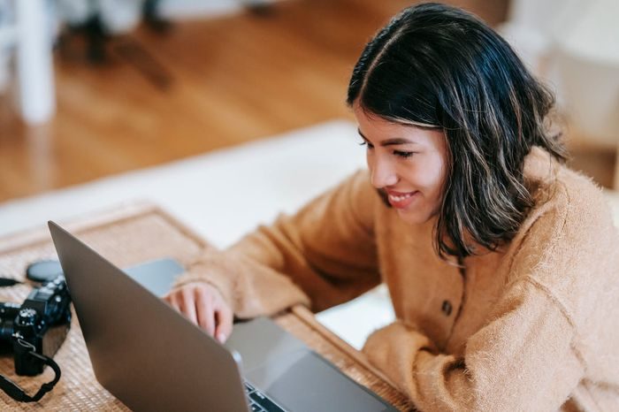 Orang yang lebih suka sendiri adalah orang yang menghargai waktu. Mereka menyadari waktu adalah aset berharga/Foto: pexels.com/liza-summer