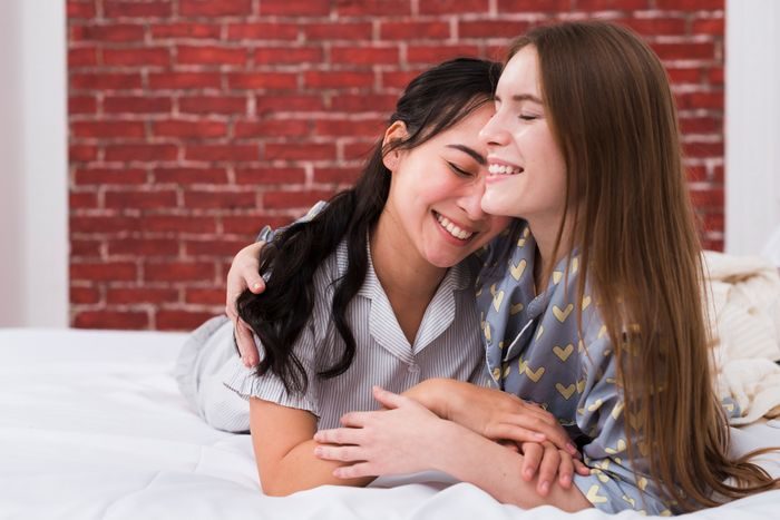 Kalimat yang bisa membuat orang nyaman juga adalah saat mengucapkan kalimat dukungan seperti, “Aku di sini kalau kamu mau berbicara.” Kalimat yang bisa membuat orang nyaman juga adalah saat mengucapkan kalimat dukungan seperti, “Aku di sini kalau kamu mau berbicara.”