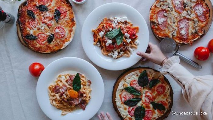 Gaya hidup masyarakat Italia. Menikmati makanan bersama keluarga. Gaya hidup masyarakat Italia. Menikmati makanan bersama keluarga.