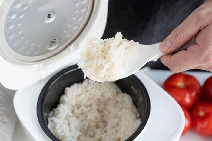 membiarkan nasi yang sudah matang tanpa diaduk bisa membuat cepat basi membiarkan nasi yang sudah matang tanpa diaduk bisa membuat cepat basi