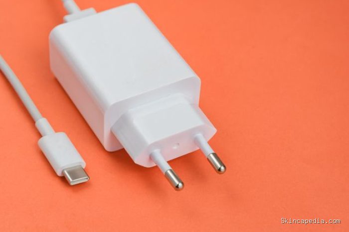 Kebiasaan mencabut kabel charger dengan menarik bagian tengahnya adalah salah satu penyebab charger cepat rusak. Kebiasaan mencabut kabel charger dengan menarik bagian tengahnya adalah salah satu penyebab charger cepat rusak.