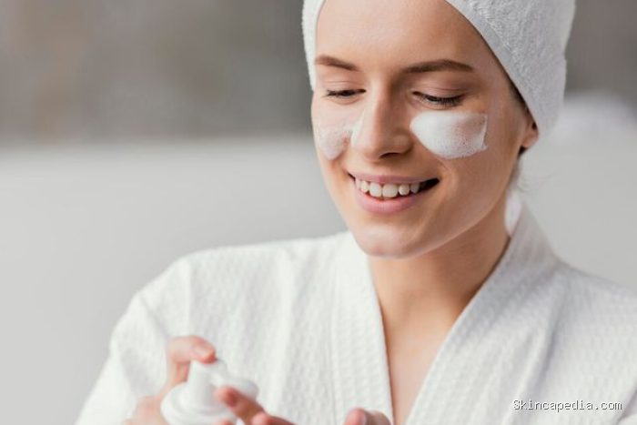 Ilustrasi perempuan yang sedang menggunakan pelembap/Foto: Freepik.com/freepik Ilustrasi perempuan yang sedang menggunakan pelembap/Foto: Freepik.com/freepik