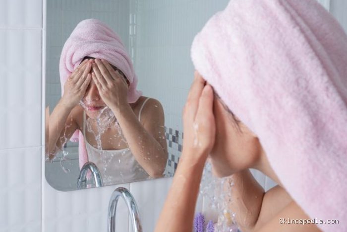 Rajin mencuci muka saat pagi dan malam hari dapat membantu menghilangkan bakteri yang menyebabkan jerawat di wajah. Rajin mencuci muka saat pagi dan malam hari dapat membantu menghilangkan bakteri yang menyebabkan jerawat di wajah.