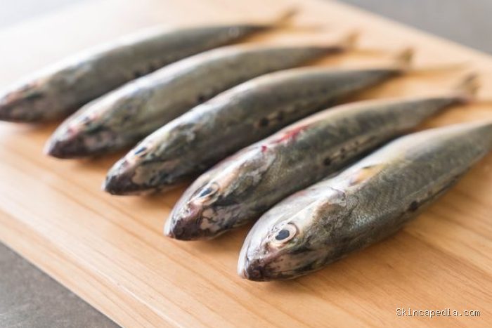 4 ekor ikan kembung di atas talenan 4 ekor ikan kembung di atas talenan