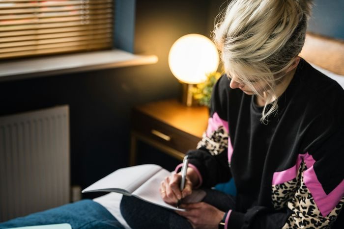 sleep diary atau journaling dapat membantumu memantau kebiasaan-kebiasaan yang memengaruhi kualitas tidurmu sleep diary atau journaling dapat membantumu memantau kebiasaan-kebiasaan yang memengaruhi kualitas tidurmu