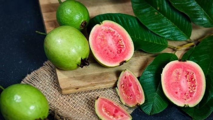 Jambu biji termasuk buah yang paling mengenyangkan. / Foto: Pexels.com / Abdul Sameer