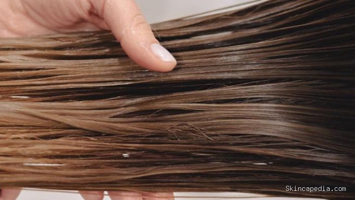 Tidak menggosok rambut yang masih basah dengan handuk