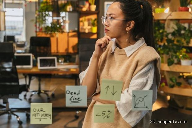 Bertanggung jawab atas keputusan sebagai cara mengatasi victim mindset/Foto: Pexels.com/ai25studio Bertanggung jawab atas keputusan yang dibuat membantu seseorang untuk fokus pada solusi daripada menyalahkan keadaan.