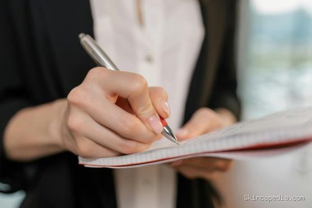 Menetapkan tujuan kecil sebagai cara mengatasi victim mindset/Foto: Pexels.com/Alena Darmel Menetapkan tujuan kecil yang realistis dan merayakan setiap pencapaian membantu mengalihkan fokus dari hal-hal yang tidak dapat dikendalikan ke tindakan nyata.