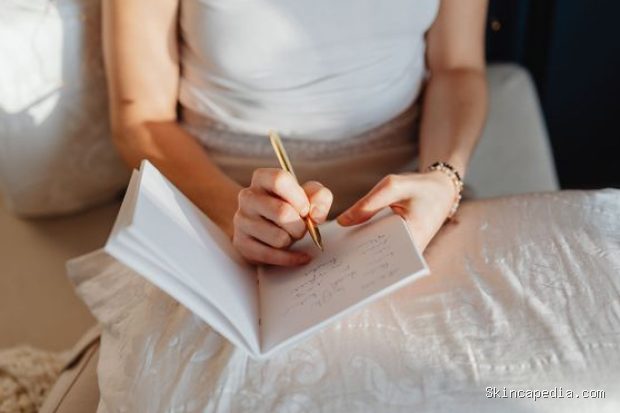 Membuat daftar rasa syukur untuk mengatasi victim mindset/Foto: Pexels.com/karola-g Membuat daftar rasa syukur membantu diri lebih fokus pada hal-hal positif yang masih dimiliki daripada kekurangan atau kegagalan.