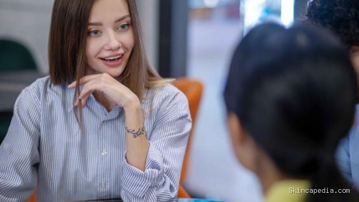 Memberikan saran tanpa diminta adalah kebiasaan mengobrol yang dapat menunjukkan kecerdasan rendah. Ketika lawan bicara menceritakan kesulitan mereka, naluri atau dorongan untuk langsung memberikan nasihat justru menunjukkan tanda bahwa mereka mengabaikan kebutuhan lawan bicara.