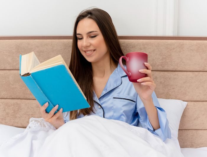 Orang ambisius punya kebiasaan membaca buku di pagi hari agar lebih rileks dan semangat/Foto: Freepik/Stockking