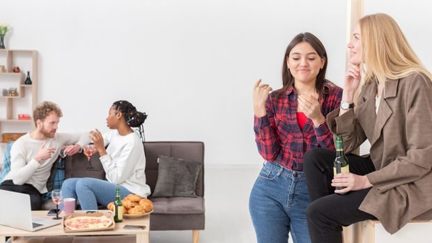 Cara menjadi pendengar yang baik terlihat dari kemampuan menunjukkan perhatian secara konsisten selama percakapan berlangsung/Foto: Magnific Cara menjadi pendengar yang baik terlihat dari kemampuan menunjukkan perhatian secara konsisten selama percakapan berlangsung. Respons verbal maupun nonverbal yang relevan membantu lawan bicara merasa dihargai dan didengarkan.