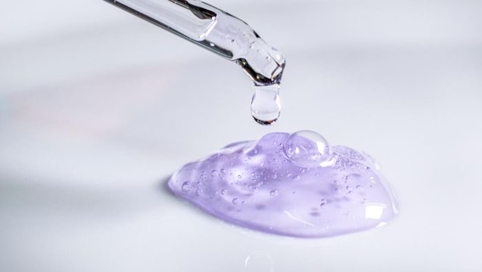 Melakukan eksfoliasi dengan produk berbahan acid. Misalnya lactic acid.
