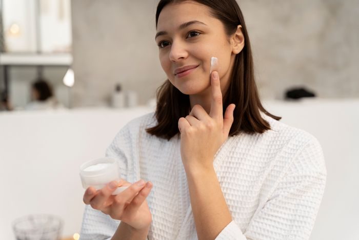 Pilih pelembap yang yang mengandung banyak antioksidan sehingga bisa membuat kulit wajahmu glowing dan menjaga skin barrier.