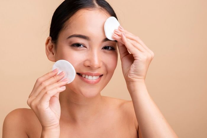 Double cleansing adalah tahapan yang sangat penting dilakukan di malam hari.