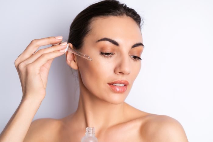 Jika kamu sudah berusia 20-an, sudah saatnya kamu mencoba merawat kulit dengan retinol.