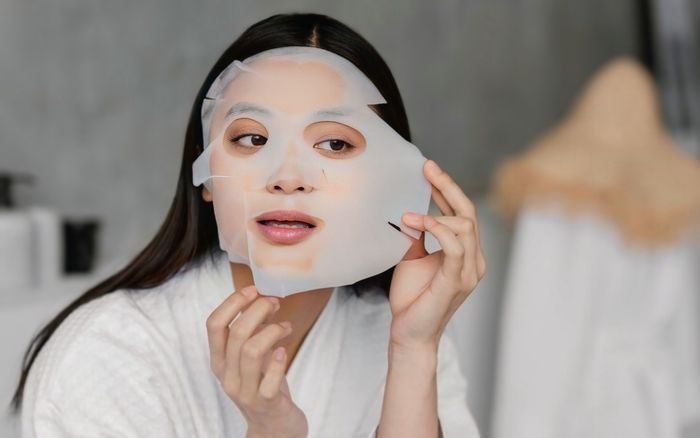 Pemilik kulit kering membutuhkan kelembapan ekstra supaya kulit tidak mudah dehidrasi. Salah satunya cara melembapkan kulit adalah menggunakan sheet mask.