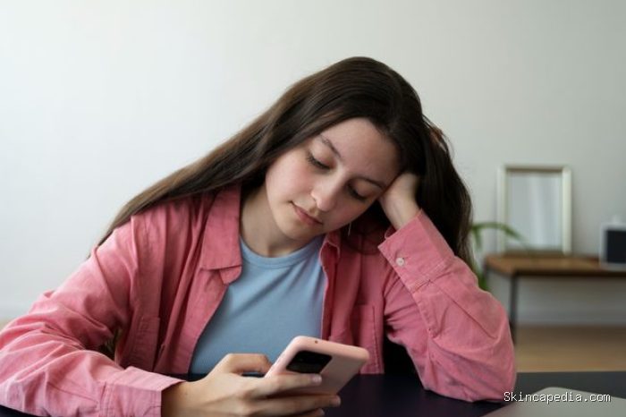 Penggunaan capslock atau tanda baca yang tidak biasa bisa menjadi pertanda seseorang sedang marah. Penggunaan capslock atau tanda baca yang tidak biasa bisa menjadi pertanda seseorang sedang marah.