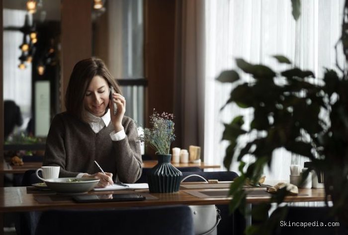ciri kepribadian perempuan yang nyaman dengan kafe tenang