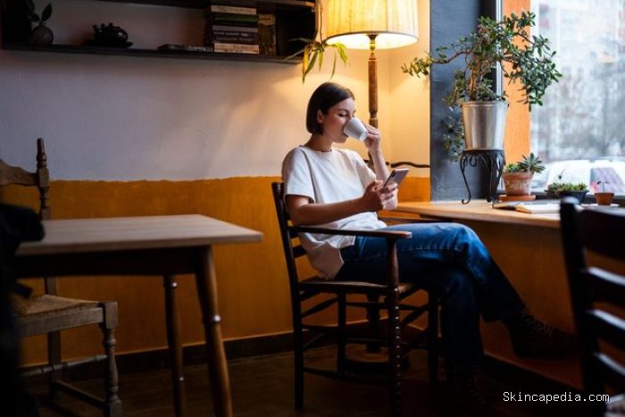 ciri kepribadian perempuan yang nyaman dengan kafe tenang