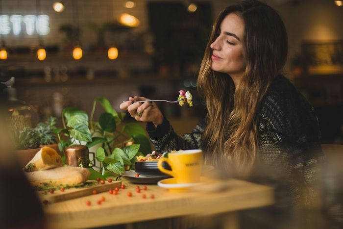 Perempuan awet buda memahami pentingnya pola makan seimbang, seperti konsumsi makanan kaya protein rendah lemak, buah-buahan, sayur-sayuran, dan biji-bijian utuh.