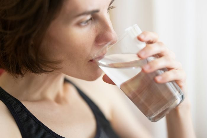 Kebiasaan minum segelas air sebelum tidur dapat menjaga sel-sel kulit agar tetap terhidrasi dan mengeluarkan racun dari tubuh.
