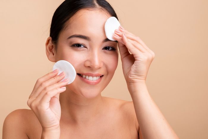 perempuan awet muda menggunakan produk tepat sesuai yang dibutuhkan kulitnya dan secara teratur.