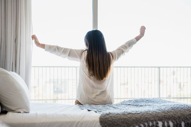 Morgonljus adalah kebiasaan pagi ala Nordik untuk menikmati cahaya matahari tanpa langsung memakai ponsel, agar tubuh bertransisi lebih alami dari tidur ke aktivitas. Kebiasaan ini membantu mengurangi stres digital, mengatur ritme sirkadian, dan membuat energi serta suasana hati lebih stabil sepanjang hari.