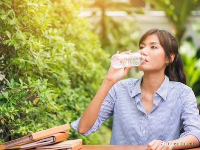 Perempuan Jepang memiliki ritual untuk minum segelas air putih setelah bangun tidur. Kebiasaan ini telah dikaitkan dengan banyak manfaat, mulai dari membersihkan sistem pencernaan, memiliki kulit glowing, hingga membantu meratakan perut buncit. Perempuan Jepang memiliki ritual untuk minum segelas air putih setelah bangun tidur. Kebiasaan ini telah dikaitkan dengan banyak manfaat, mulai dari membersihkan sistem pencernaan, memiliki kulit glowing, hingga membantu meratakan perut buncit.