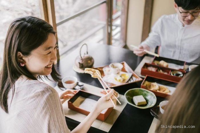 Kebiasaan menyajikan makanan dalam porsi kecil namun beragam membantu orang Jepang menikmati berbagai jenis makanan tanpa berlebihan. Pola ini mendorong keseimbangan nutrisi dan kontrol kalori yang alami. Kebiasaan menyajikan makanan dalam porsi kecil namun beragam membantu orang Jepang menikmati berbagai jenis makanan tanpa berlebihan. Pola ini mendorong keseimbangan nutrisi dan kontrol kalori yang alami.