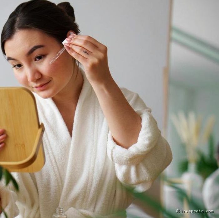 Ilustrasi memakai skincare/Foto: Freepik.com/freepik Ilustrasi memakai skincare/Foto: Freepik.com/freepik