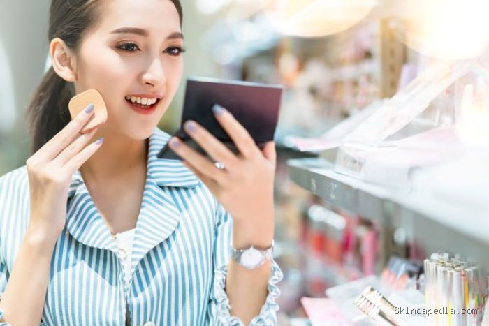 Cara aman mencoba tester makeup di mal adalah dengan menghindari mengaplikasikan langsung ke wajah. Sebaiknya aplikasikan pada pergelangan tangan untuk mencoba lipstik atau liptint, sedangkan pada area leher atau rahang saat memilih produk complexion. Cara aman mencoba tester makeup di mal adalah dengan menghindari mengaplikasikan langsung ke wajah. Sebaiknya aplikasikan pada pergelangan tangan untuk mencoba lipstik atau liptint, sedangkan pada area leher atau rahang saat memilih produk complexion.