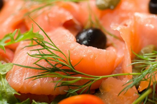 Salmon sockeye, makanan tinggi protein pengganti ayam/Foto: Pexels.com/Novkov Visuals Salmon sockeye termasuk makanan tinggi protein yang cocok untuk diet karena kaya protein, omega-3, dan membantu pembentukan otot sekaligus menjaga kesehatan jantung.