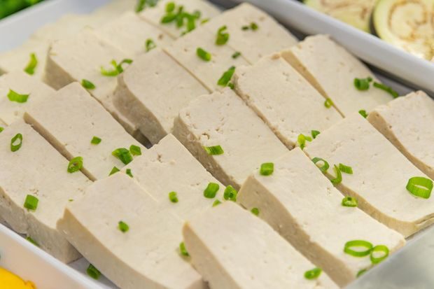 Tahu, makanan tinggi protein pengganti ayam/Foto: Pexels.com/Guilherme Pedrosa Tahu termasuk makanan tinggi protein berbahan nabati yang murah, mudah diolah, dan cocok untuk diet sehat maupun pembentukan massa otot.