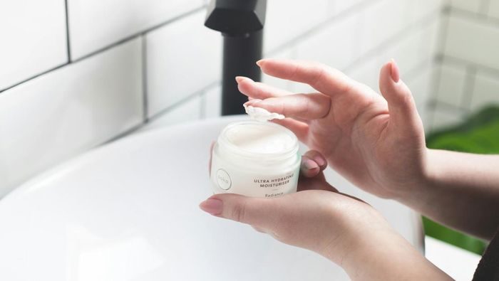 Penggunaan produk perawatan yang menyumbat pori/ Foto: unsplash.com/Poko Skincare Penggunaan produk perawatan yang menyumbat pori/ Foto: unsplash.com/Poko Skincare