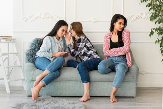 Tanda perlu dukungan kesehatan mental sering terlihat dari perubahan kebiasaan dalam berinteraksi dengan orang lain. Seseorang yang mulai menjauh dari lingkungan sosial biasanya menjadi lebih sering menghindari percakapan, acara, atau aktivitas yang sebelumnya disukai. Kondisi ini dapat berkaitan dengan tekanan emosional yang memengaruhi keseharian.