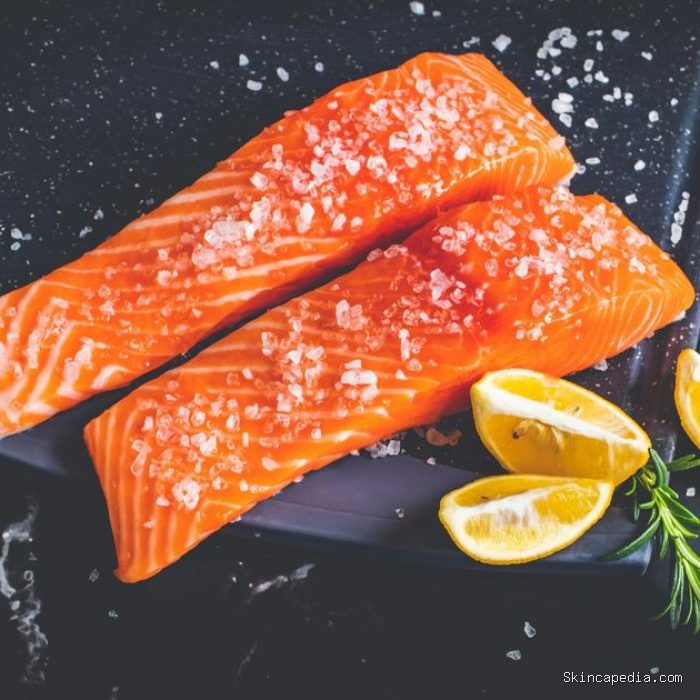 Ikan adalah salah satu sumber protein tinggi yang baik untuk tubuh, tak terkecuali salmon dan tuna. Bukan hanya kaya akan protein, kedua jenis ikan ini juga mengandung lemak sehat yang dapat membantu menambah asupan kalori harian.