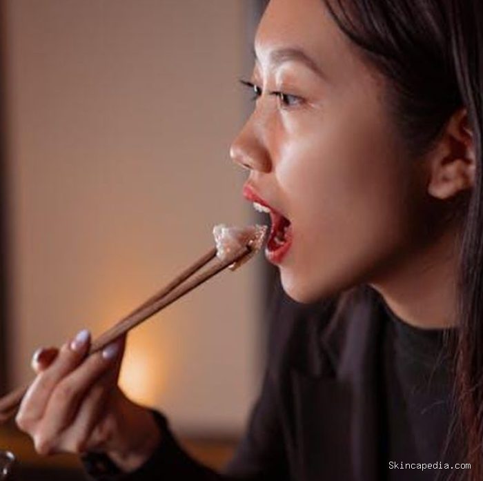 Salah satu cara sederhana namun efektif untuk membantu mengendalikan nafsu makan adalah dengan makan secara perlahan dan mengunyah makanan dengan seksama. Kebiasaan ini mungkin terdengar sepele, tetapi memiliki dampak besar bagi tubuh dan pola makan yang lebih sehat.