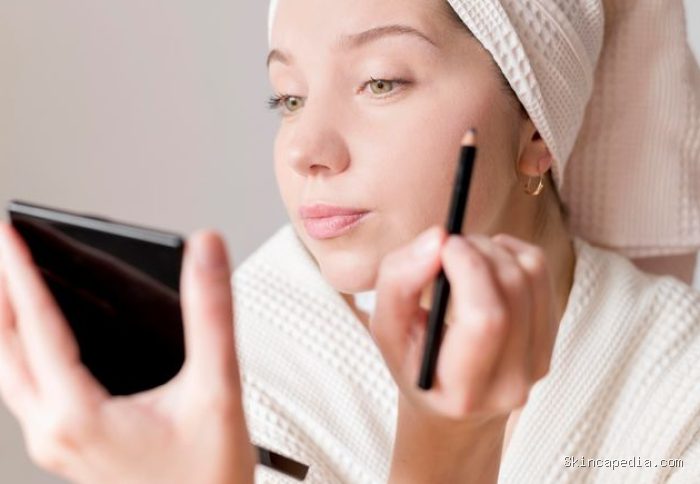 Beberapa tips aman memakai makeup untuk olahraga, di antaranya dengan memilih produk makeup yang ringan dan non-comedogenic. Misalnya, tinted sunscreen, concealer tipis di area tertentu, brow gel untuk alis, dan lip tint ringan. Beberapa tips aman memakai makeup untuk olahraga, di antaranya dengan memilih produk makeup yang ringan dan non-comedogenic. Misalnya, tinted sunscreen, concealer tipis di area tertentu, brow gel untuk alis, dan lip tint ringan.