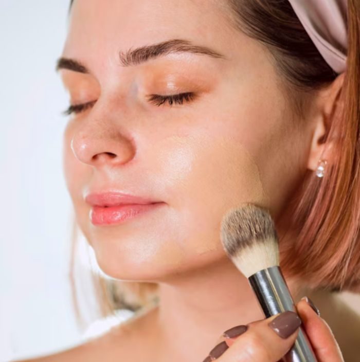 Perbedaan skin tint dan foundation paling terasa dari tingkat coverage, mulai dari sheer natural hingga full coverage untuk hasil wajah lebih flawless/Foto: freepik.com/freepik