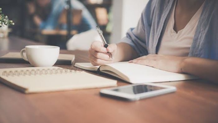 Menulis jurnal setelah menghadapi situasi sulit/Foto: Pexels.com/Tirachard Kumtanom Menulis jurnal setelah menghadapi situasi sulit/Foto: Pexels.com/Tirachard Kumtanom