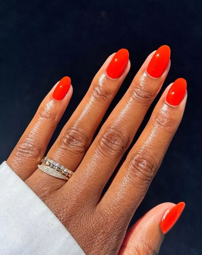 Sunset orange menjadi warna kuku yang wajib dicoba di bulan Juni. Nuansanya yang hangat langsung memberikan kesan summer yang kuat dan fashionable./ Foto: instagram.com/lolo.nailedit