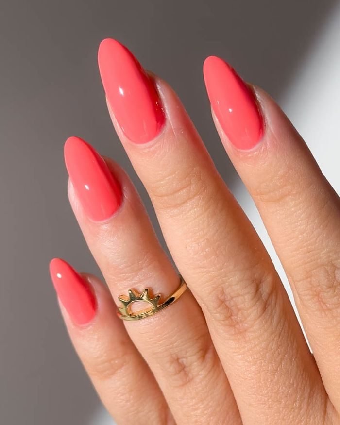 Flaming Coral, Warna Cerah yang Bikin Tangan Terlihat Fresh/ Foto: instagram.com/claudia_hrnandez
