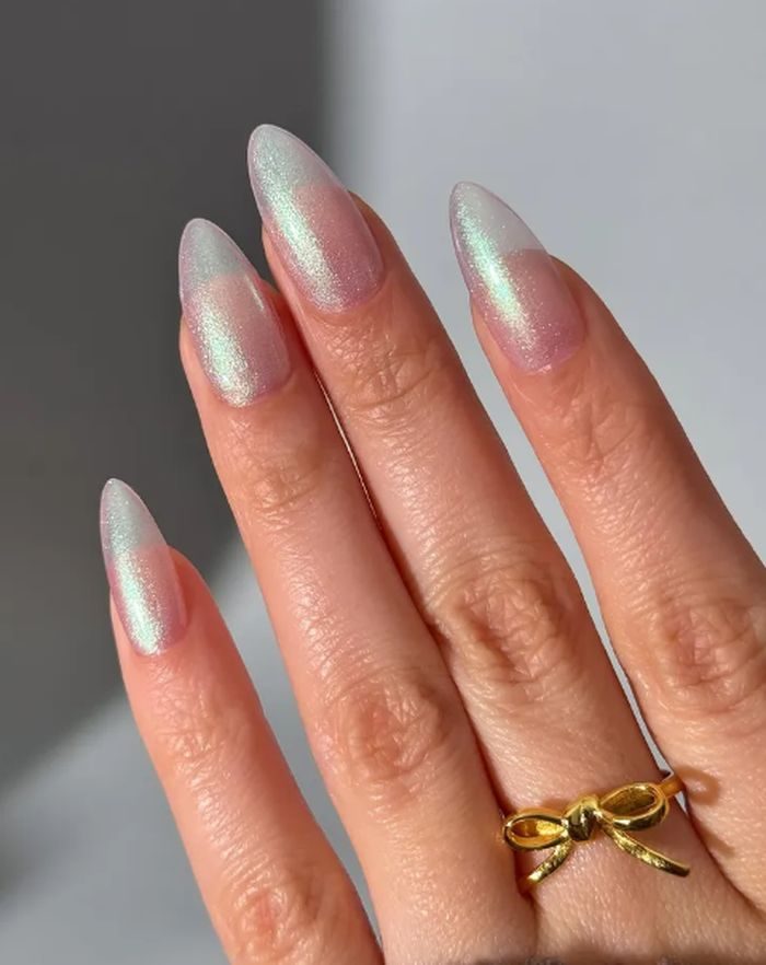 Sheer opal menghadirkan efek berkilau yang lembut dan elegan. Warna ini cocok untuk kamu yang menyukai tampilan natural namun tetap memikat./ Foto: instagram.com/thecolornook