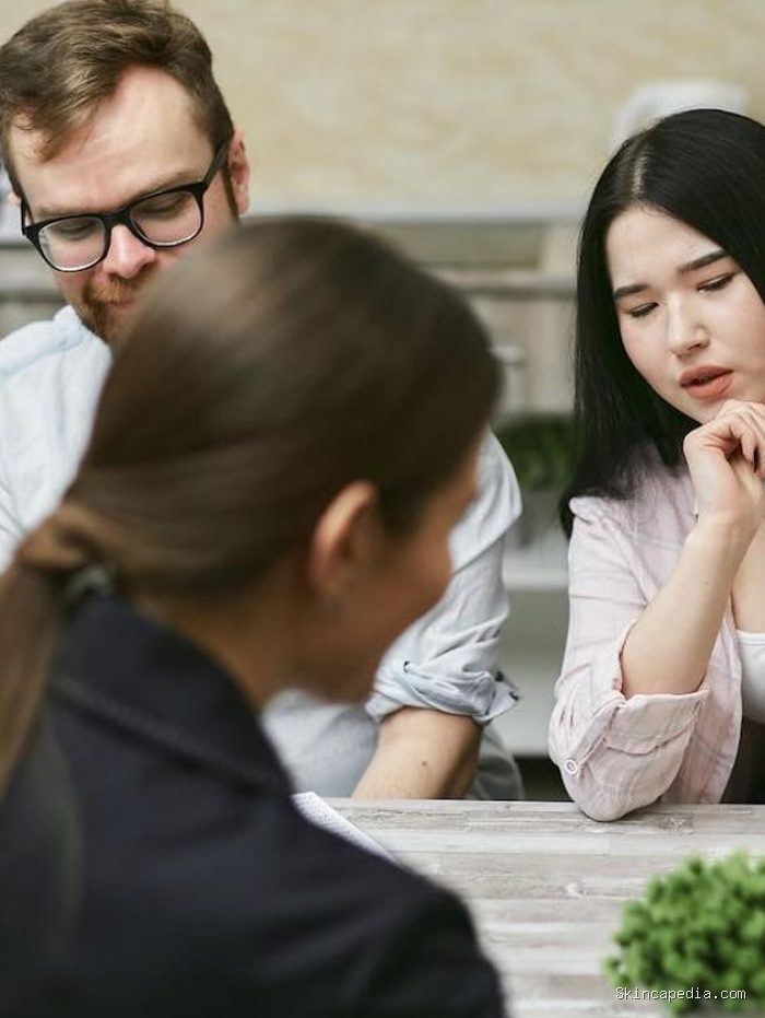 Dengan kalimat “Kamu terlalu berlebihan” yang diucapkan oleh orang manipulatif, hal ini dimaksudkan untuk membuat kamu merasa terbebani dengan emosi yang dirasakan.
