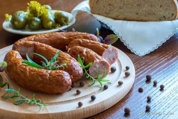 Daging olahan termasuk makanan yang tidak boleh dipanaskan di microwave/Foto: Pexels.com/AS Photography Daging olahan termasuk makanan yang tidak boleh dipanaskan di microwave karena kandungan pengawet dan lemaknya dapat mengalami perubahan saat terkena panas tinggi.