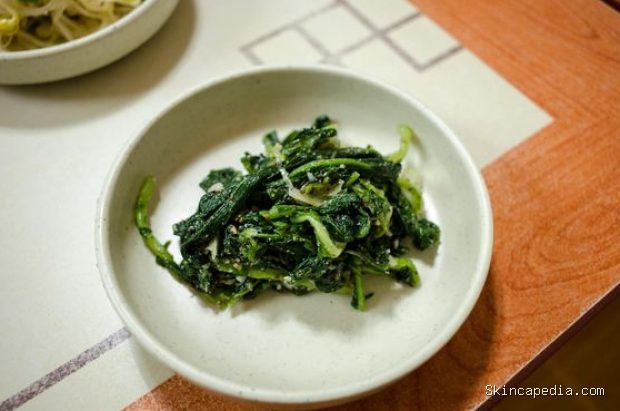 Manfaat bayam untuk menjaga kesehatan usus dan pencernaan/Foto: Pexels.com/makafood Manfaat bayam untuk kesehatan usus berasal dari kandungan serat yang membantu melancarkan pencernaan dan menjaga keseimbangan bakteri baik di usus.