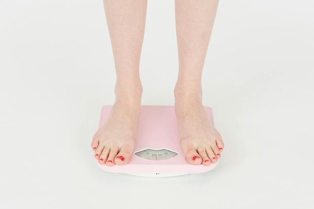 Manfaat konsumsi jus wortel untuk pengelolaan berat badan/Foto: Pexels.com/SHVETS production Manfaat konsumsi jus wortel juga bisa dirasakan untuk membantu pengelolaan berat badan karena rendah kalori dan mengandung nutrisi penting.